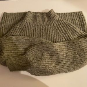 Little Mountain green short turtle neck sweater